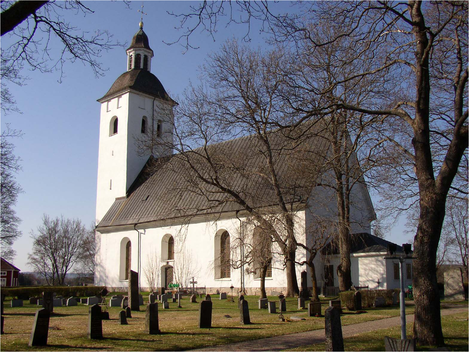 Kyrkobyggnaden samt delen äldsta delen av kyrkogården, söder om kyrkan. 