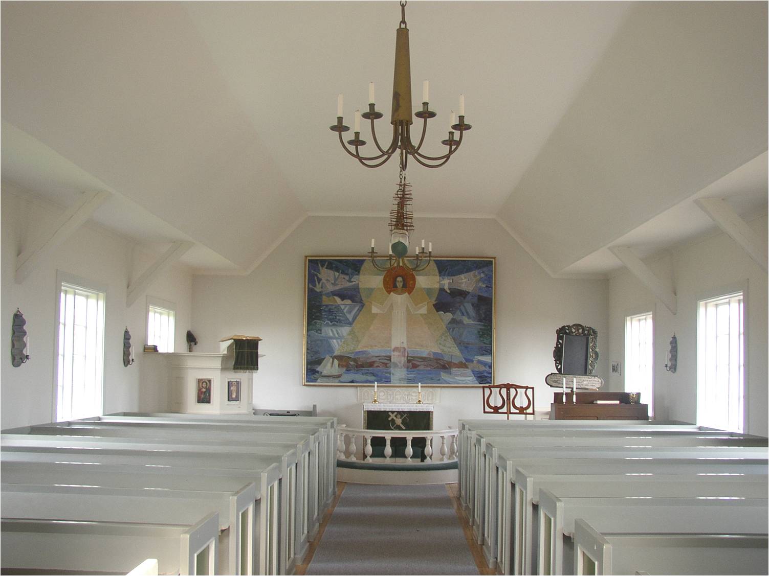 Kapellets interiör från väster med Gösta Bohms altartavla i fonden. 