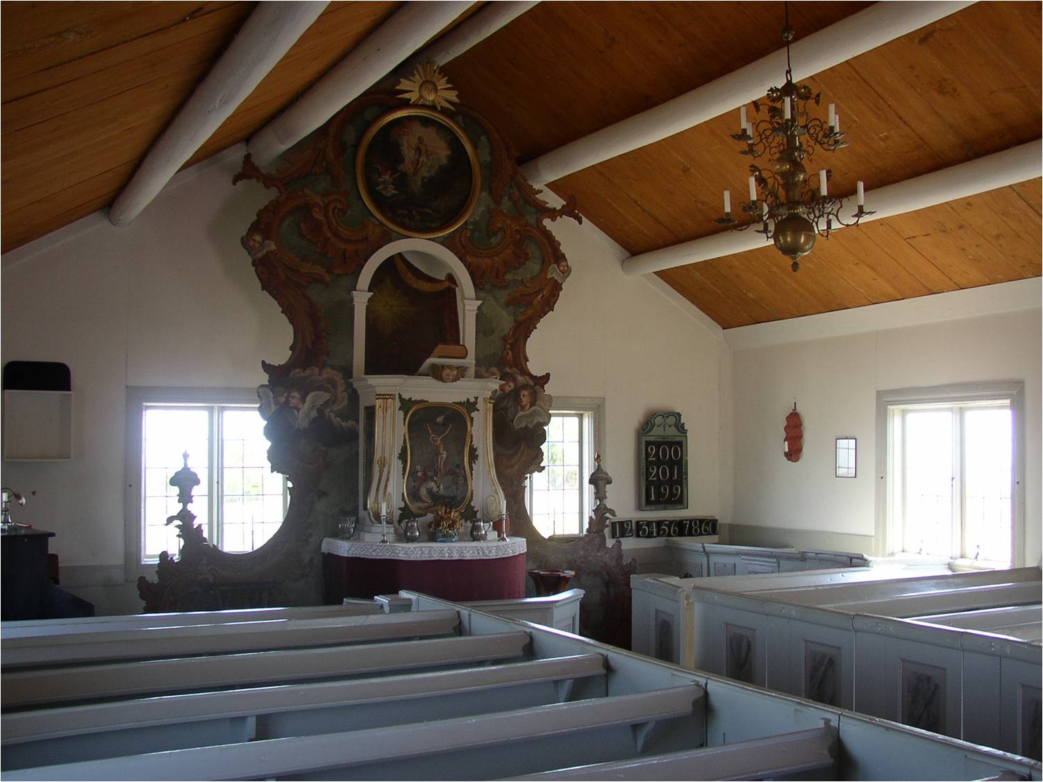 Kapellets interiör från nordväst med den stora altaruppsatsen mot kapellets östra vägg. 