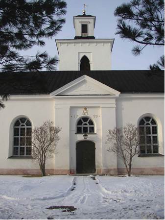 Kyrkans portal mot söder. 