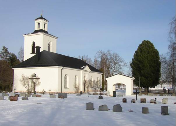 Norrbo kyrka och stigport från sydväst. 