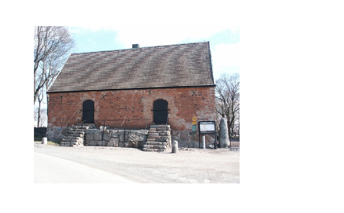 Den medeltida boden i tegel ligger vid ingången till kyrkogården framför kyrktornet. 