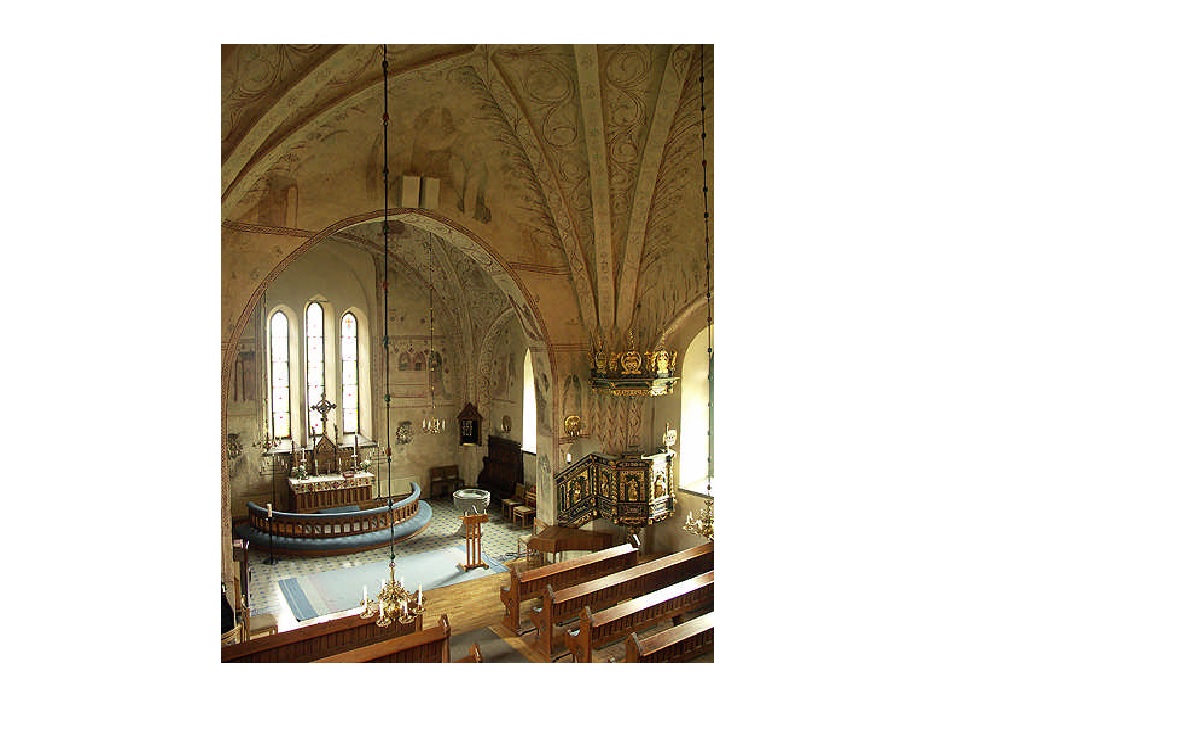 Vy från läktaren. Målningarna är i Tierpssskolans stil, där den rika ornamentiken får
kyrkovalven att se ut som en lövsal. Predikstolen har kvar sin 1600-talsplacering på södra
sidan.