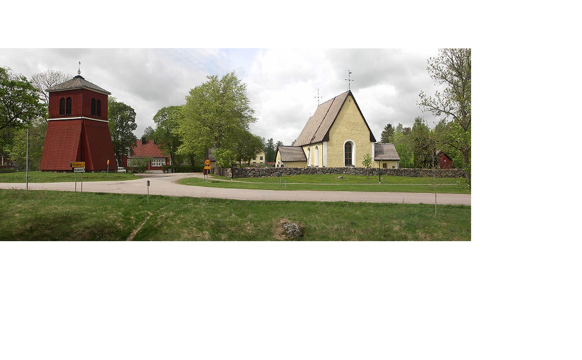 Kyrkomiljön från öster, i förgrunden gamla landsvägen. Från vänster: klockstapeln,
kyrkskolan, kyrkan och tiondeboden.