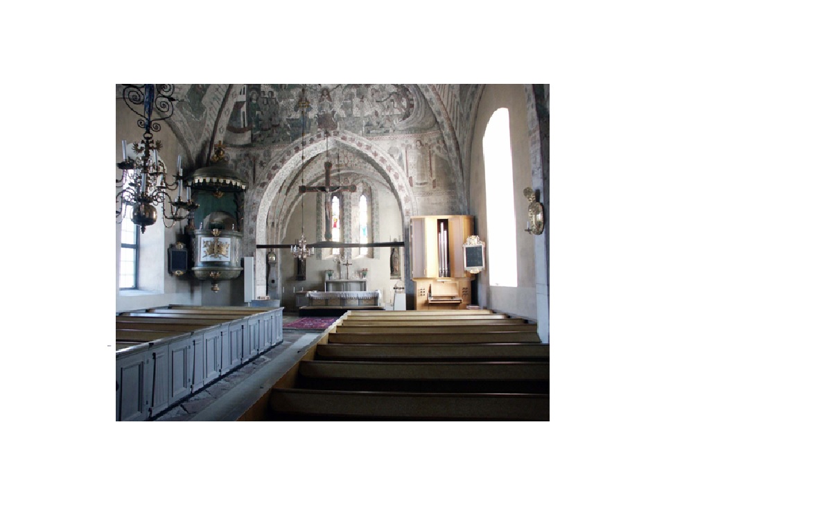 Interöriör mot öster. Här ses bla det medeltida krucifixet upphängt och stående på en rekonstruerad 
trabesbjälke samt predikstol från 1765 av den Uppländske bildhuggaren Magnus Granlund. 

