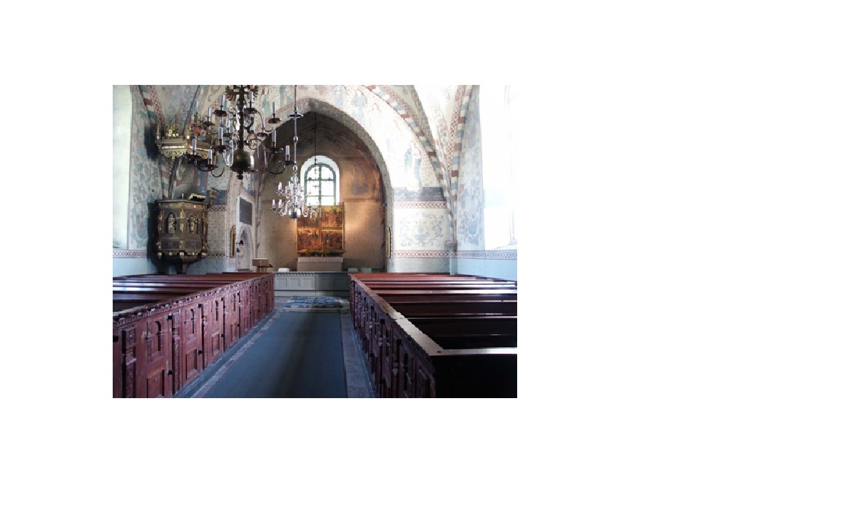 Bänkinredning och predikstol är från 1600-talet. På altaret står en tavla sammansatt 
av dörrar från ett medeltida altarskåp. 

