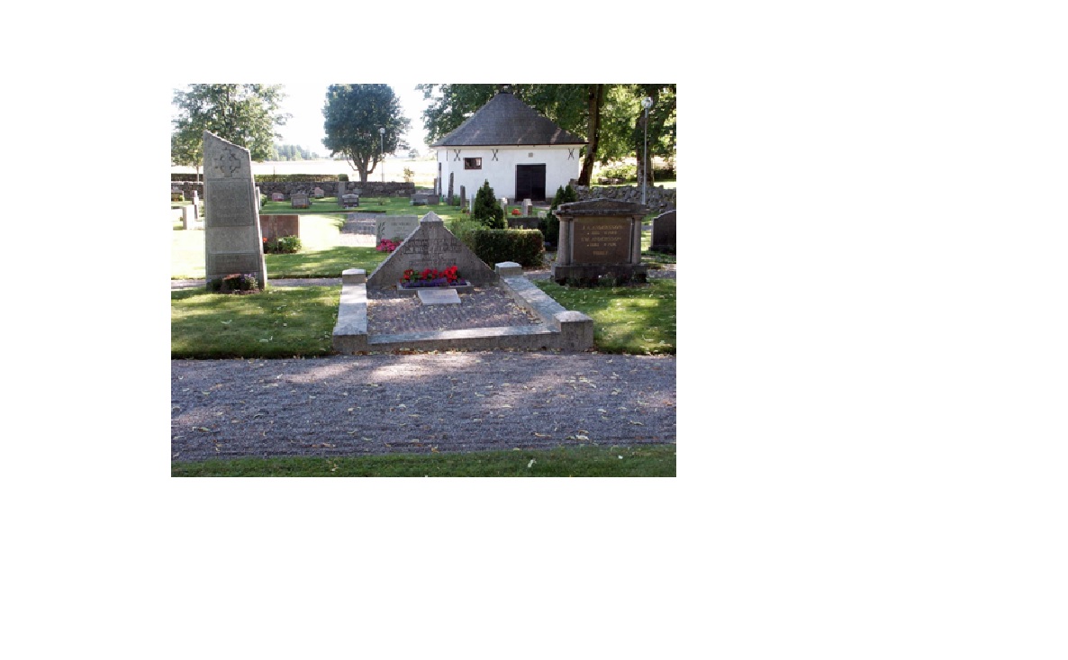 På kyrkogården finns många, stora gravvårdar från 1900-talets början. 