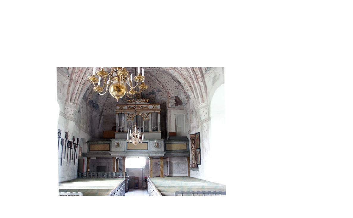 Den fasta inredningen härrör från 1700-talet, till exempel bänkarna, och 1800-talet, 
såsom orgeln och orgelläktaren. 
