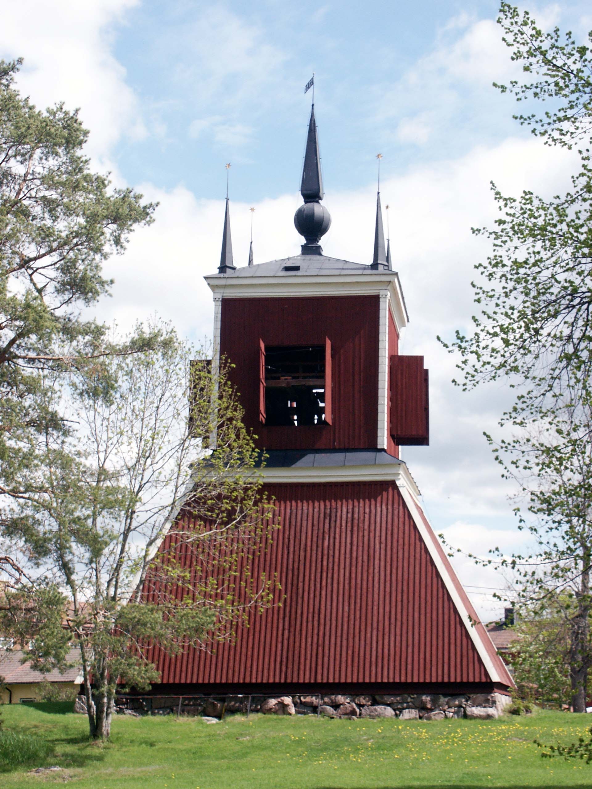 Klockstapeln fick sin form 1791-93 då den byggdes om efter Olof Tempelmans 
ritningar. Stommen är dock från tidigt 1600-tal. 
