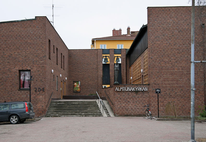 Almtunakyrkan sedd från Torkelsgatan i öster. Mitt i bilden finns den upphöjda 
gården mellan bostadsdelen till vänster och kyrkorummet till höger. 

