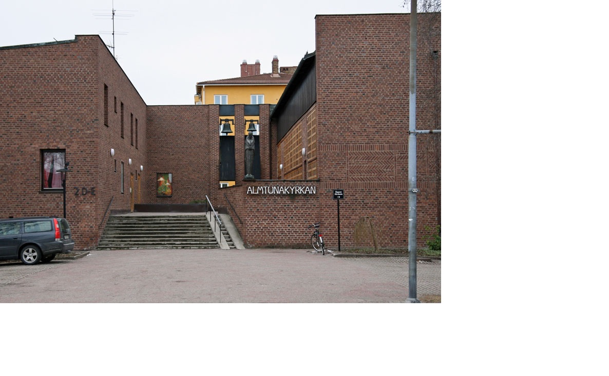 Almtunakyrkan sedd från Torkelsgatan i öster. Mitt i bilden finns den upphöjda 
gården mellan bostadsdelen till vänster och kyrkorummet till höger. 
