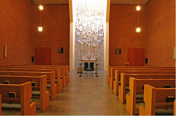 Interiör från St Eriks kapell. I fonden bakom altaret finns ett keramiskt väggstycke av 
konstnären Börje Lindberg med indirekt belysning från ett ovanliggande fönster.
