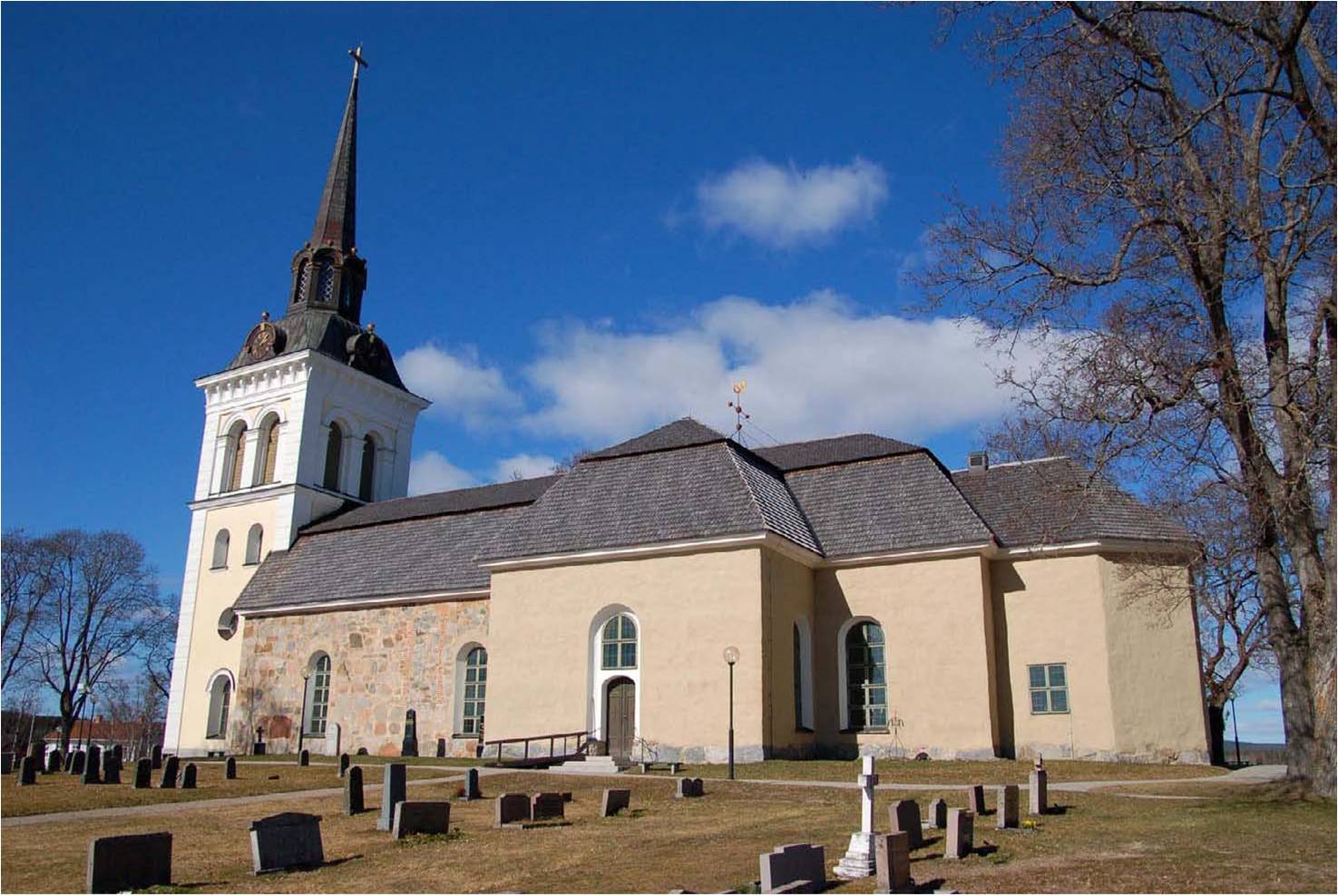 Hanebo kyrkas tre huvudsakliga byggnadsetapper redovisas tydligt i fasaden, det medeltida långhuset, 1770-talets korsarmar, kor och sakristia samt 1870-talets torn. 