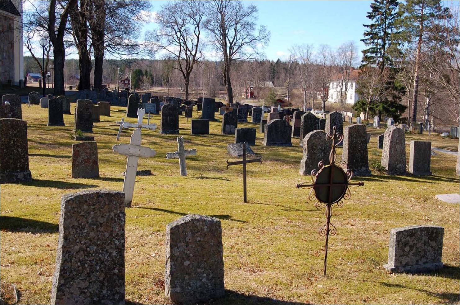 De äldre gravkvarteren vid kyrkans norra sida är täta med ett stort antal gravar i tydliga rader. 