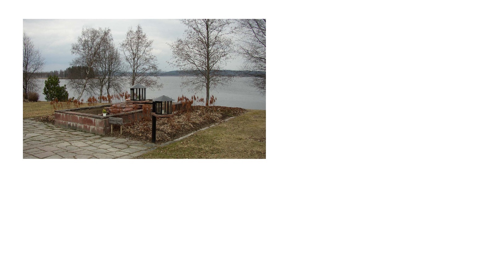 Den nya kyrkogårdens minneslund vid Ljusnan. Foto från sydväst,