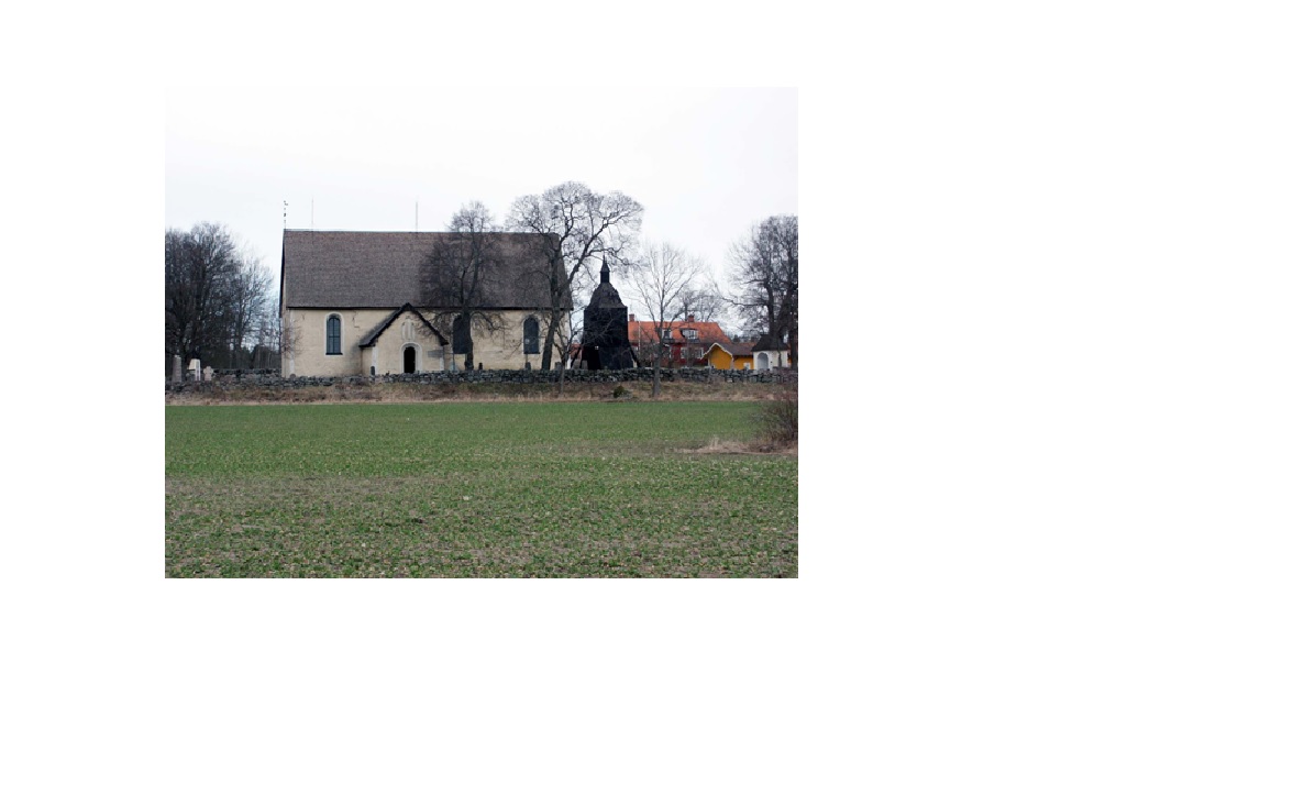 Kyrkan sedd från söder. Till vänster om vapenhuset ses en skarv i muren 
från tillbyggnaden på 1700-talet. 
