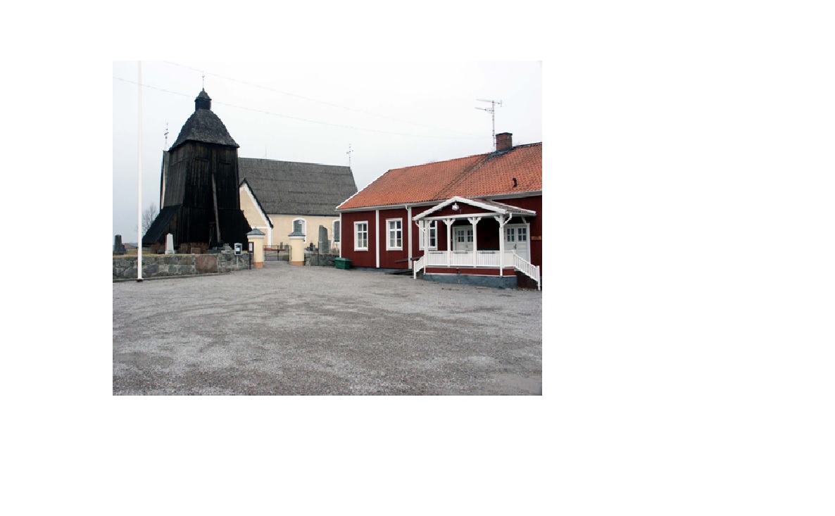 Vy från kyrkbacken i söder med den gamla folkskolan till höger. Klockstapeln härrör från 
1600-talet. Grindstolparna ersatte en äldre stiglucka år 1804. 
