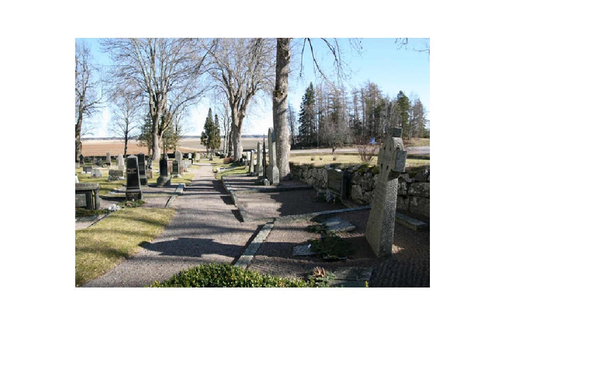 Kyrkogården har en traditionell karaktär med gråstensmur, trädkrans, grusgångar och många äldre gravar. 