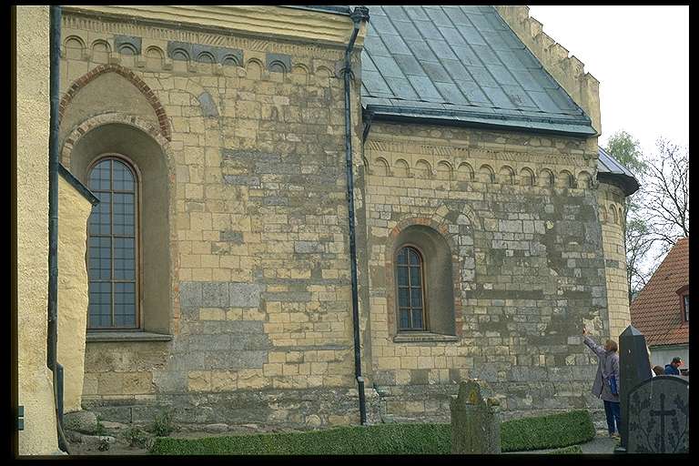 Bjäresjö kyrka, långhusets och korets södra fasad
