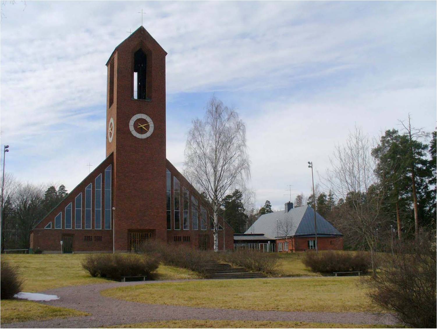 Hofors kyrka med intilliggande församlingshem, Djupdalen. 