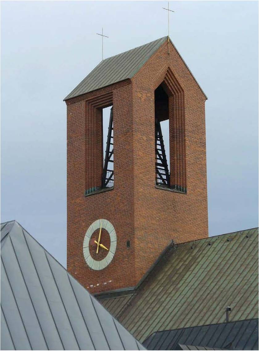Tornet sett från norr. Tornet genombryts av ljudgluggarna som givits en omsorgsfull utformning med såväl raka avslut som stilistiskt enkla spetsbågar. Tornuren markeras på de annars släta tornfasaderna. 