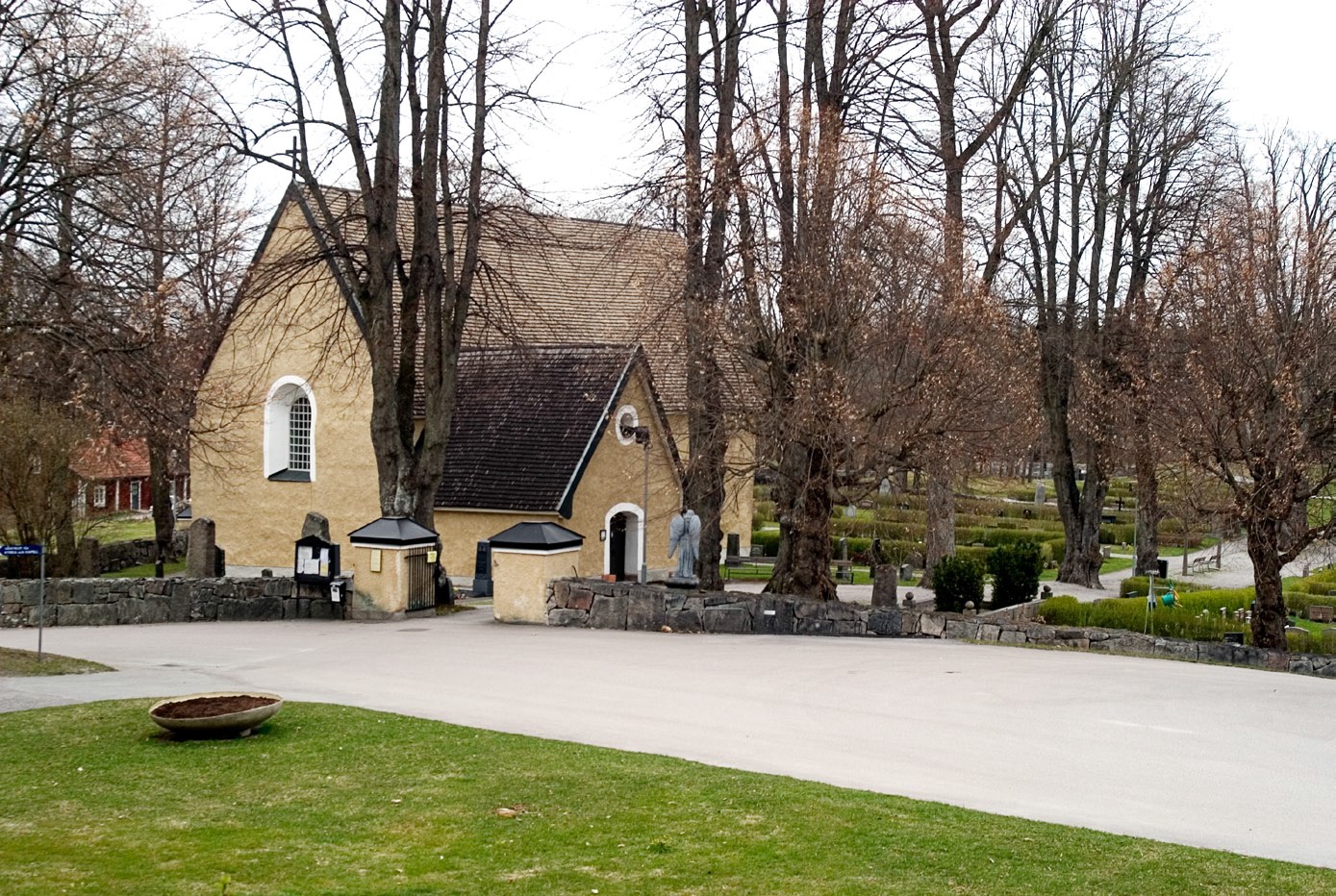 Hammarby Kyrka med omgivande kyrkogård. 