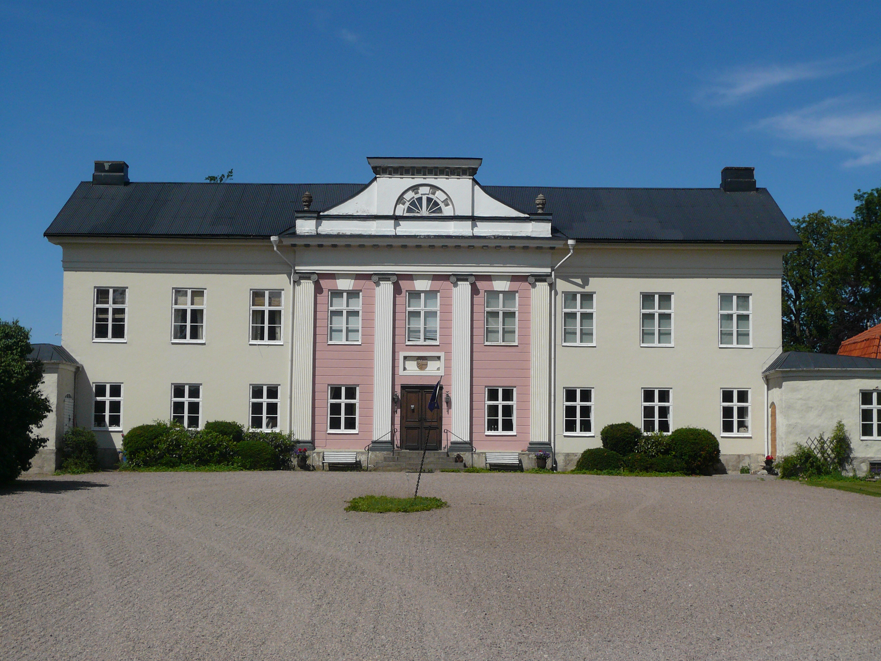 Össjö herrgård, Ängelholms kommun. Huvudbyggnadens östra fasad.
