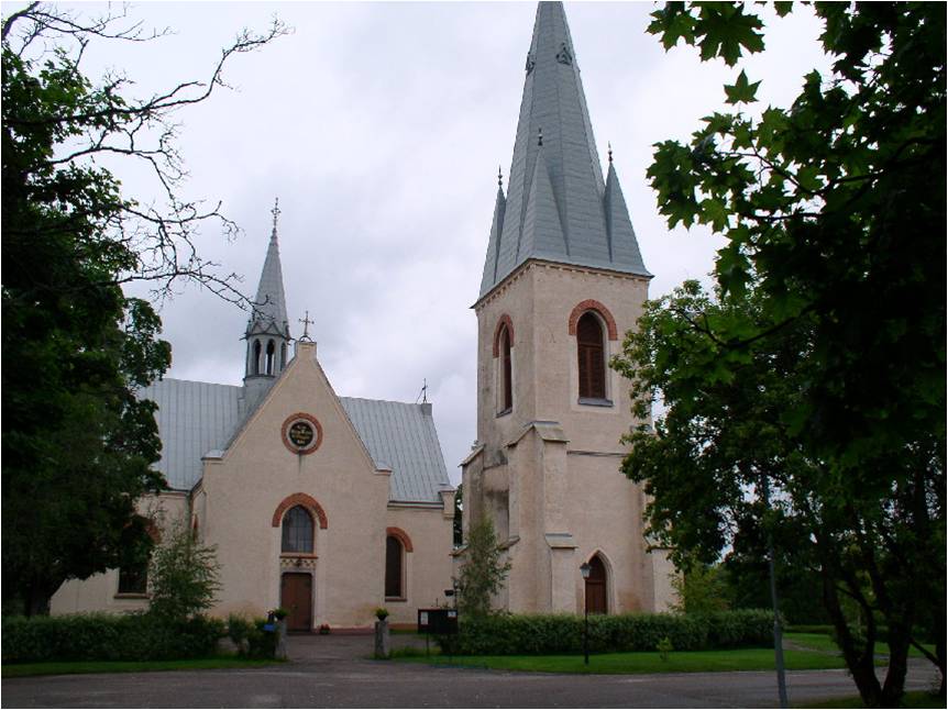 Harmångers kyrka med kastalen i förgrunden. 