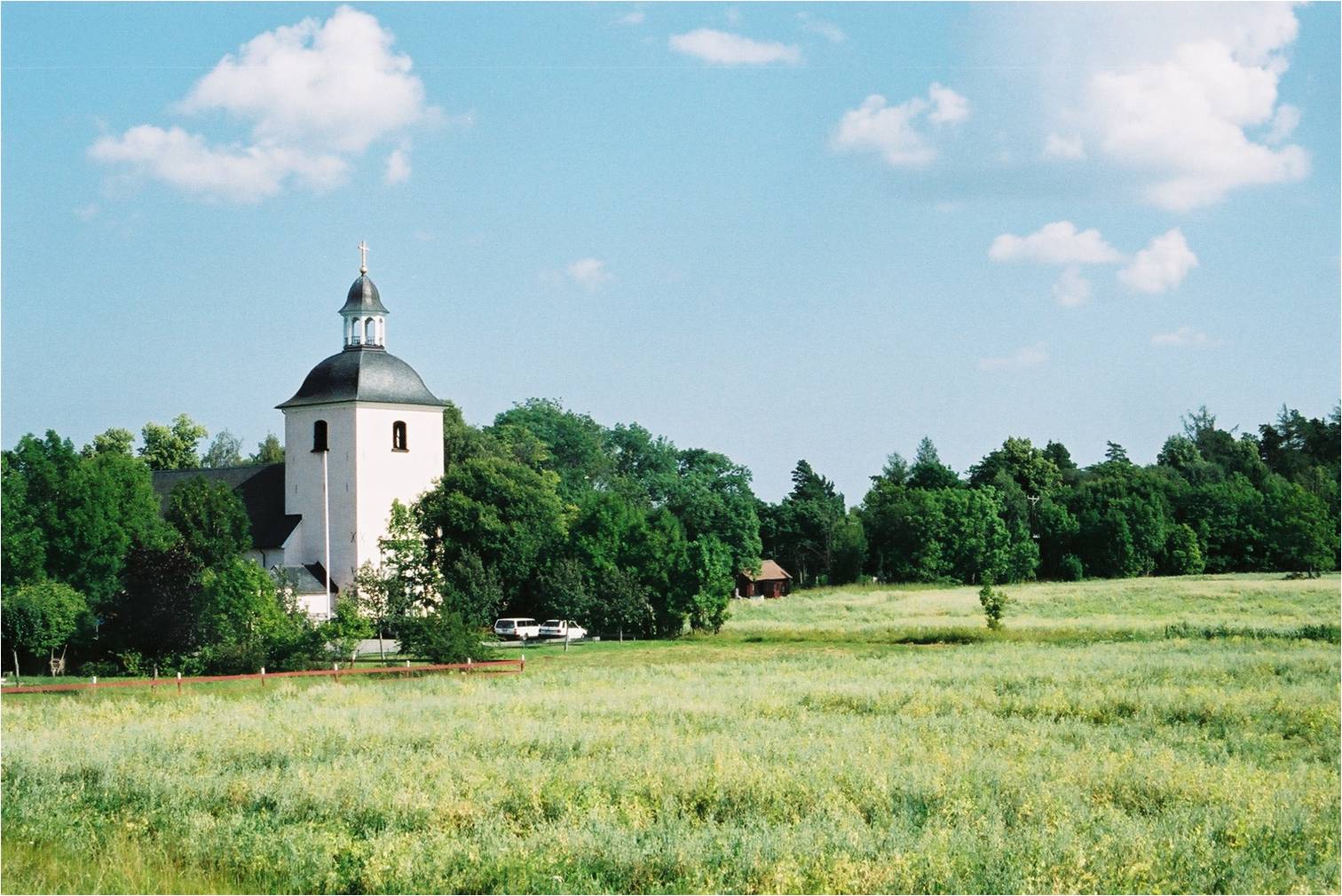 Västra Ryds kyrka från nordväst. 