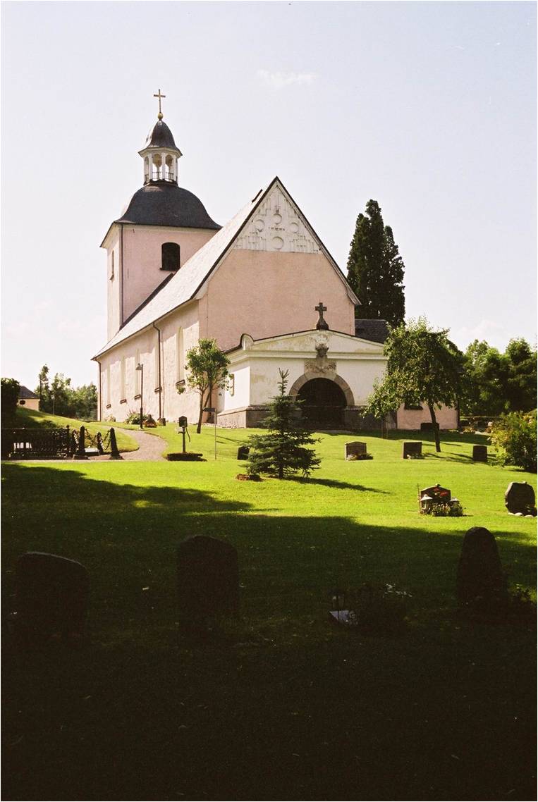 Västra Ryds kyrka från sydöst med blinderat gavel och Rålambska gravkoret.