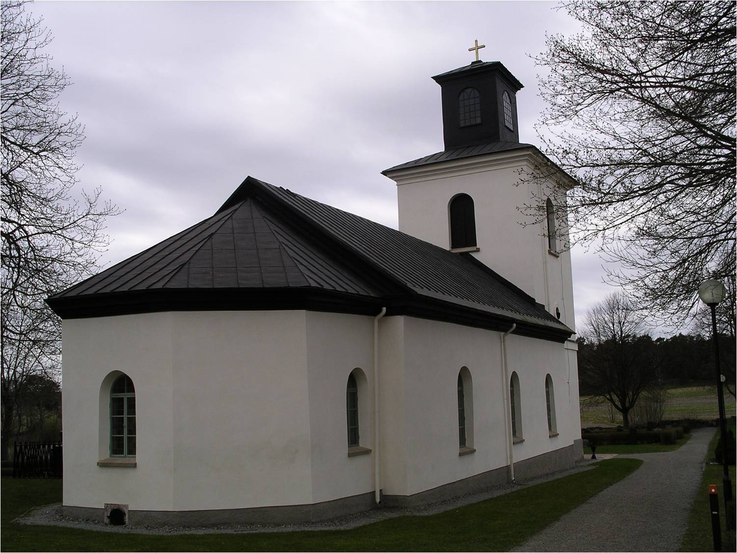 Låssa kyrka från nordost