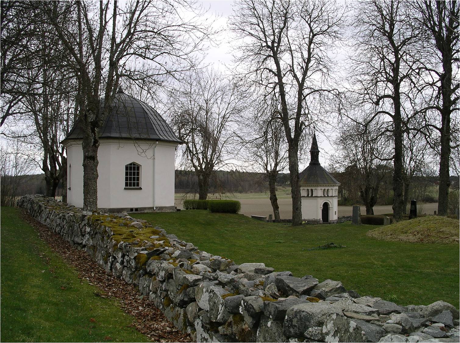 Låssa kyrkogård. Till vänster, det Sparreska gravkoret och till höger det Tauvonska gravkoret. 
