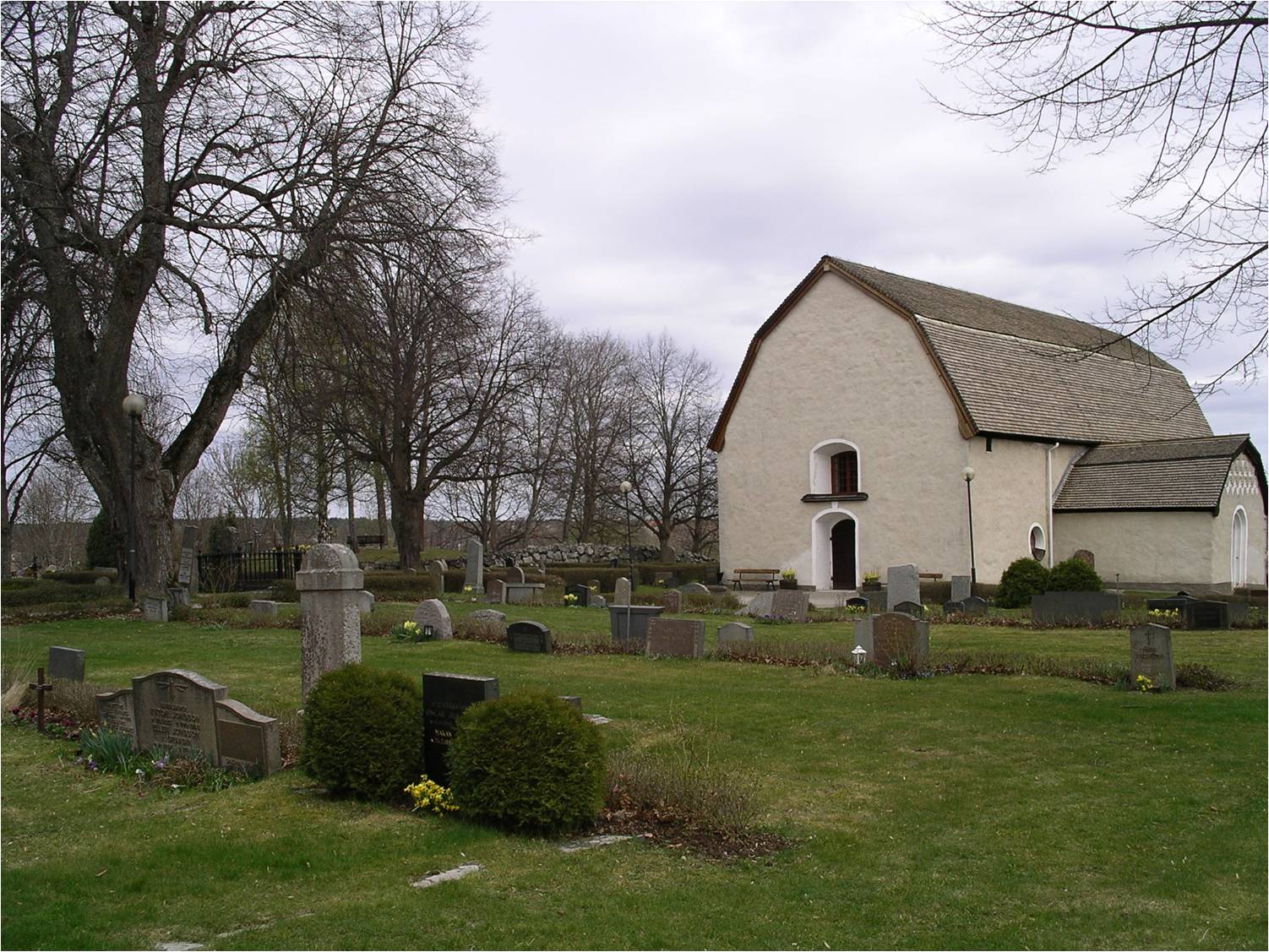 Bro kyrka och kyrkogård från väster. 