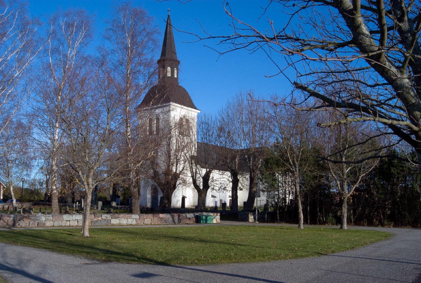 Skå kyrka med omgivande kyrkogård.

Foto: Anna Ulfstrand, stockholms läns museum 2004
Elisabeth Boogh , stockholms läns museum 2006