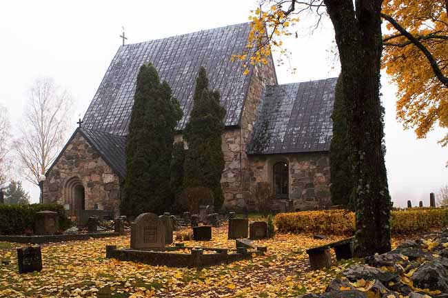 Össseby-Garns kyrka från sydöst.