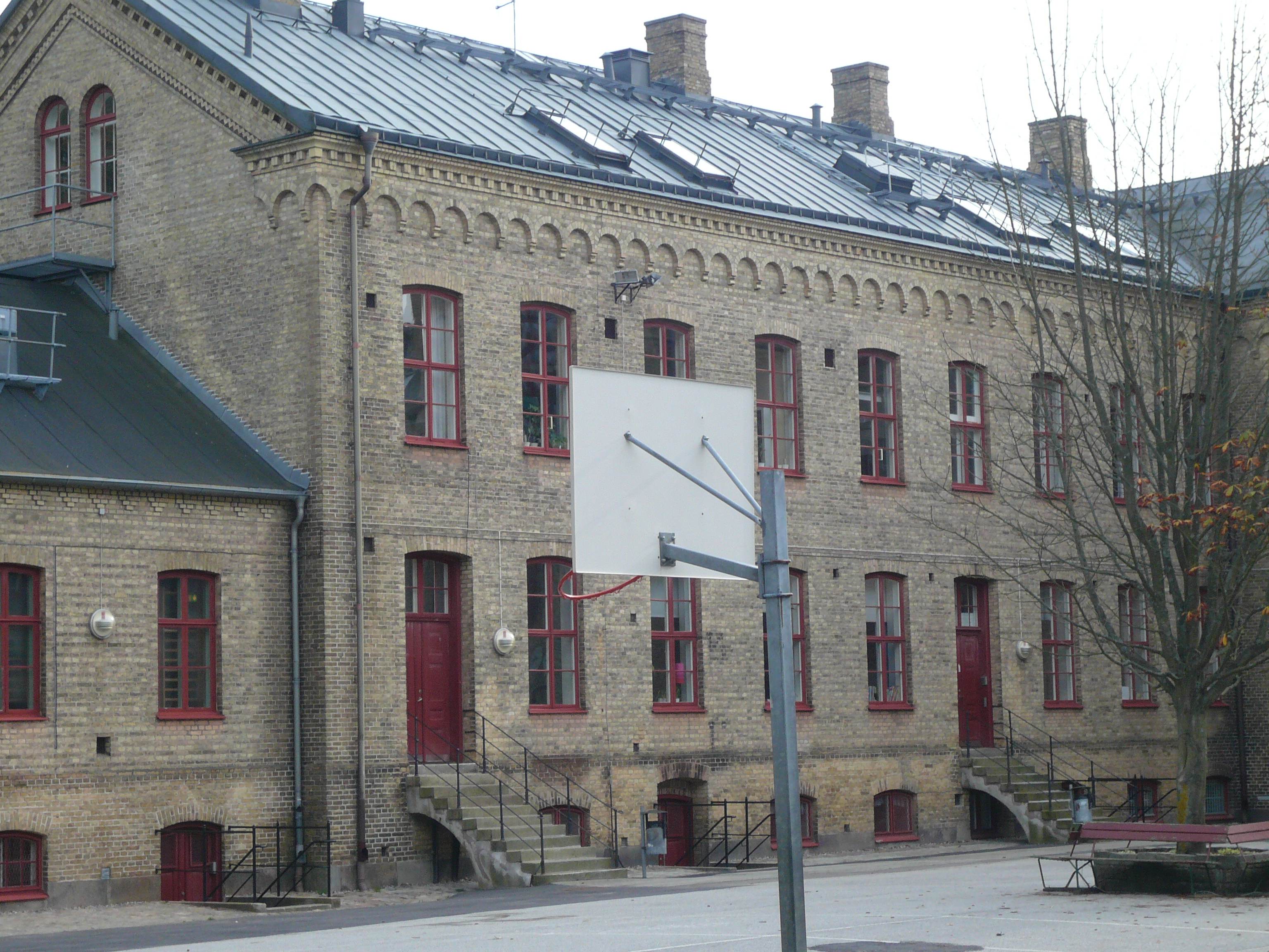 Östervångsskolan. Den östra flygelns västra fasad sedd från innergården.