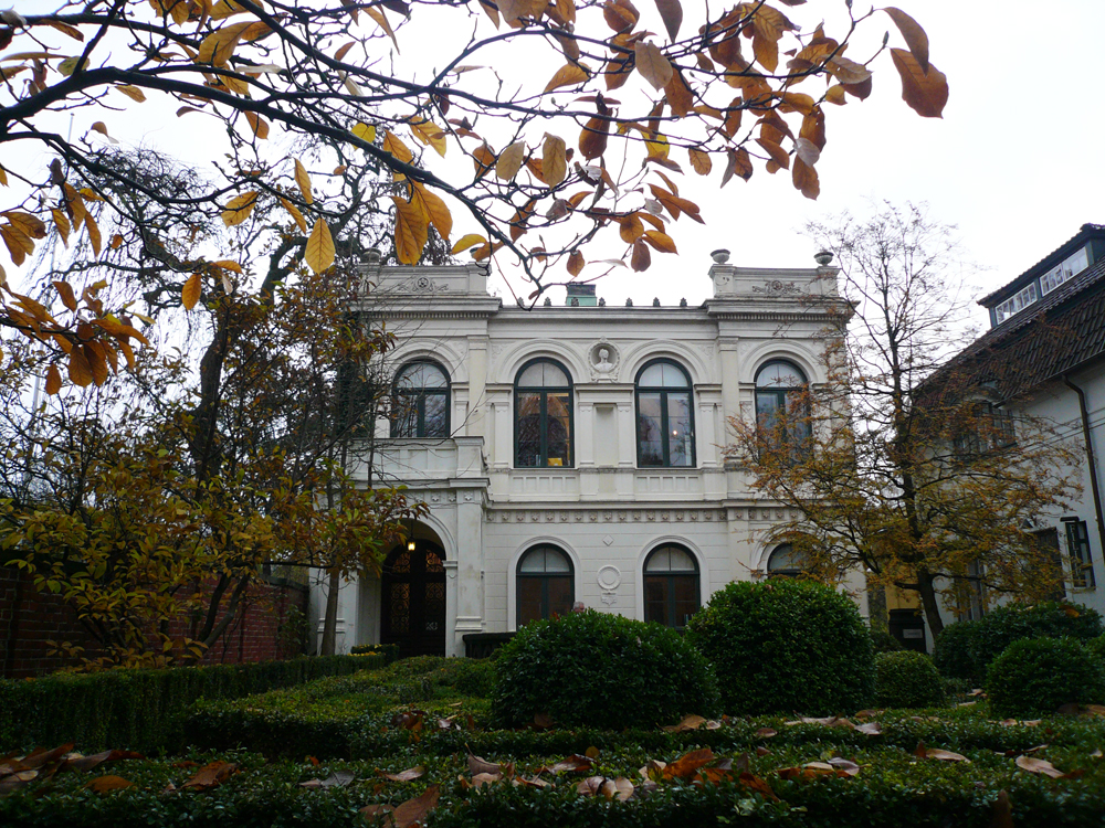 Zettervallska villan. Den västra fasaden med framförliggande trädgård.