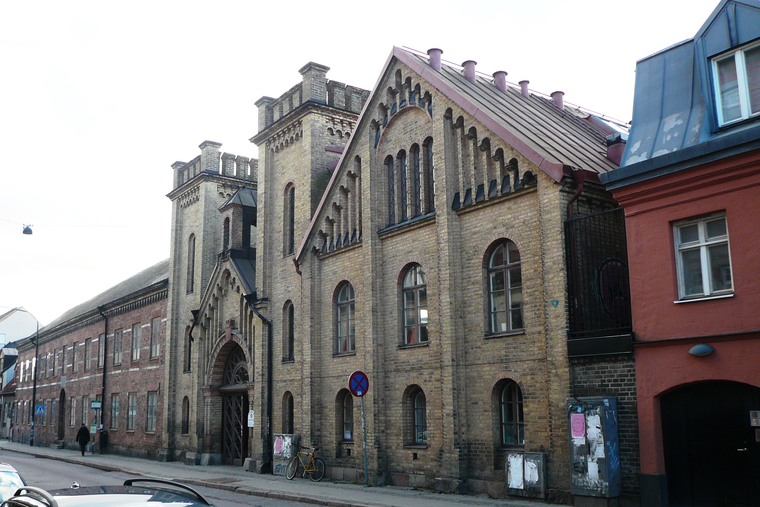 Katedralskolan 8, Lund. Portbyggnad norr om Karl XII-huset, uppförd 1862 efter ritningar av Helgo Zettervall. Fasad mot Stora Södergatan, vy från nordost.