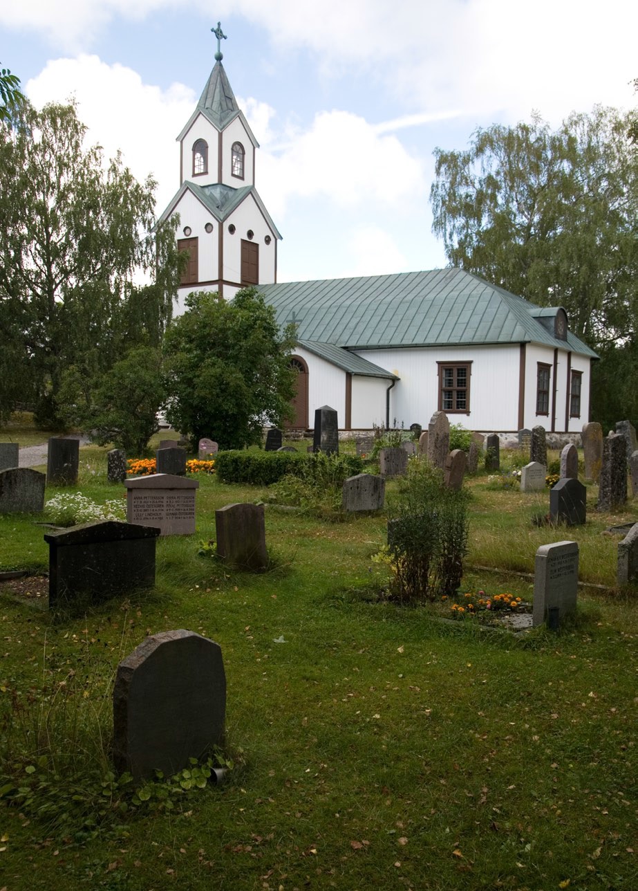 Möja kyrka och omgivande kyrkogård.