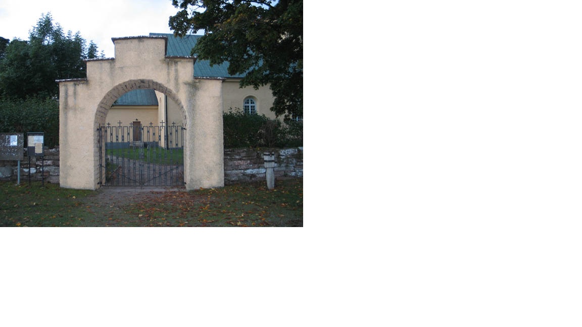 Stigluckan vid kyrkogårdens norra ingång som
återuppfördes 1950. Till höger om stigluckan står
fattigbössan. (KI Böda kyrkog 001)