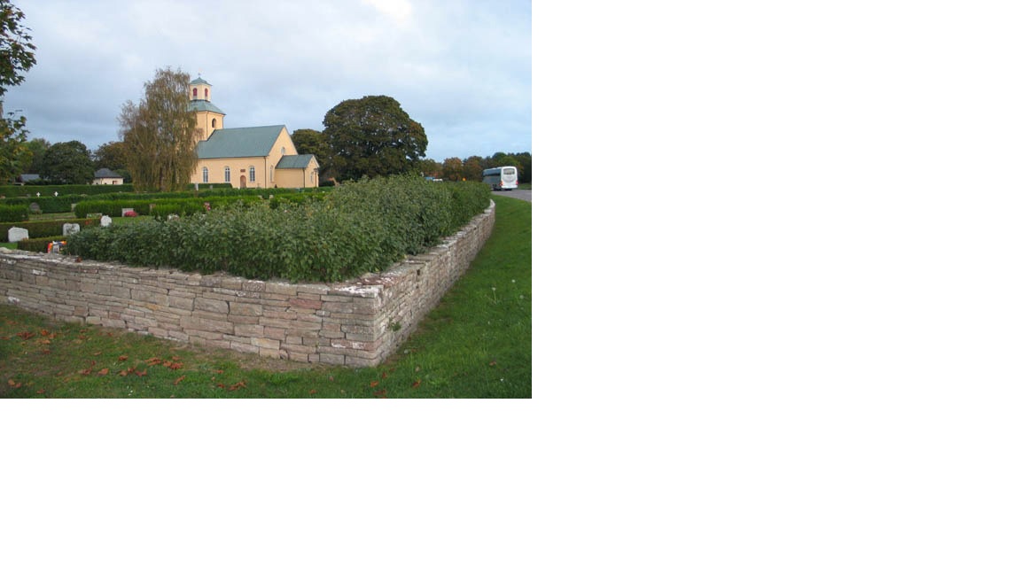 Kyrkogårdens mur i öster. Innanför muren växer en
syrenhäck. (KI Böda kyrkog 004)