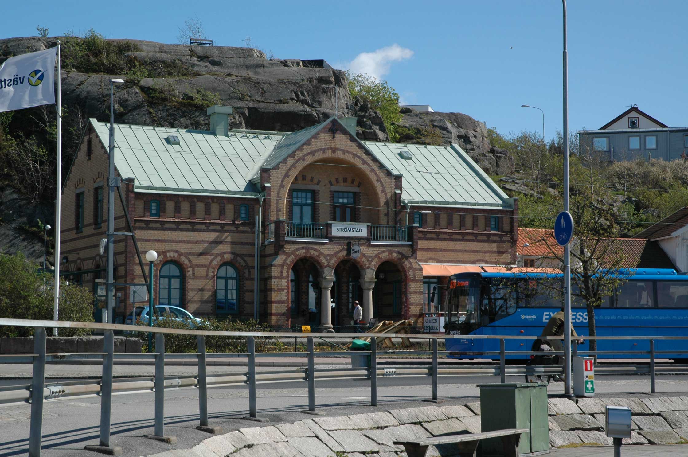 Stationshusets fasad mot hamnen.