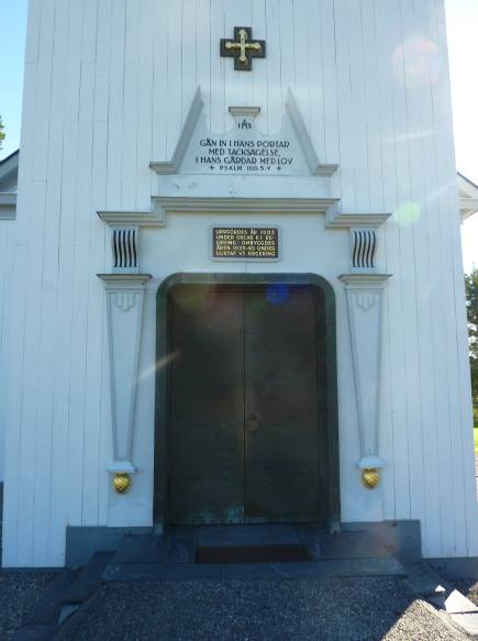 Den dekorativa portalomfattningen innehåller obelisker, som var ett ofta förekommande motiv i Nordenskjölds kyrkor.