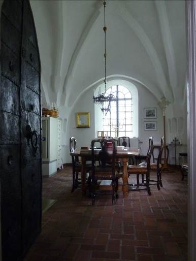 Sakristian har kvar sitt medeltida valv, bakom en karaktärsfull järnklädd dörr från senmedeltiden. Plåtbeslagningen kan dock vara sedan 1822.