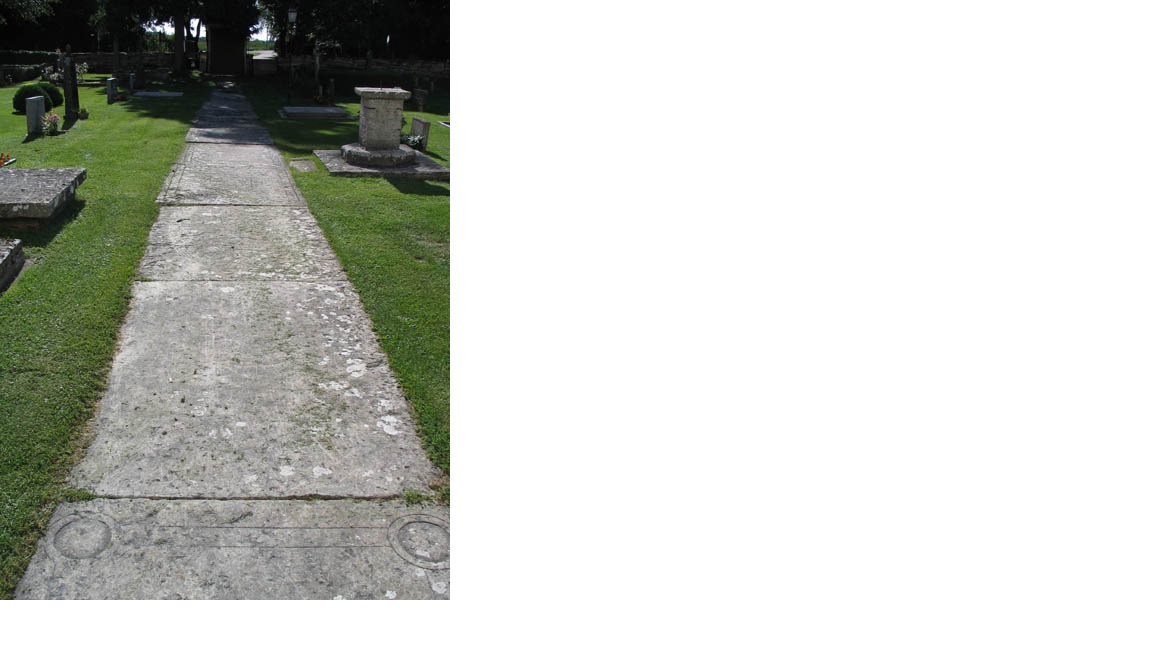 Gång från kyrkans södra ingång fram till
Långhuset belagd med äldre gravhällar.
(KI Löt kyrkog 063)