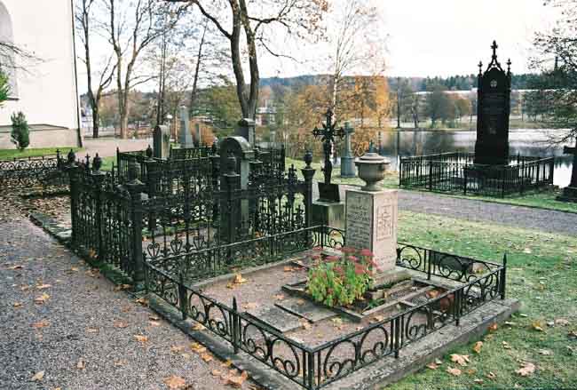 Kyrkogården söder om kyrkobyggnaden.