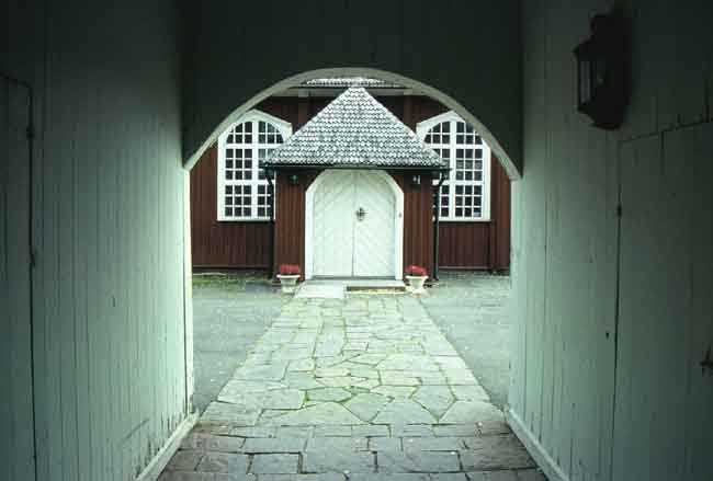 Kyrkans västentré från klockstapelns portal.