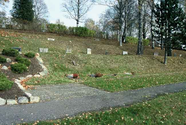 Kyrkogården, det terasserade södra partiet.