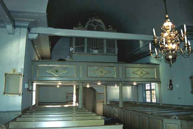 Kyrkorummet mot orgelläktaren.