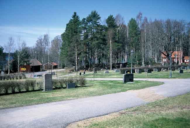 Kyrkogården norr om kyrkan.